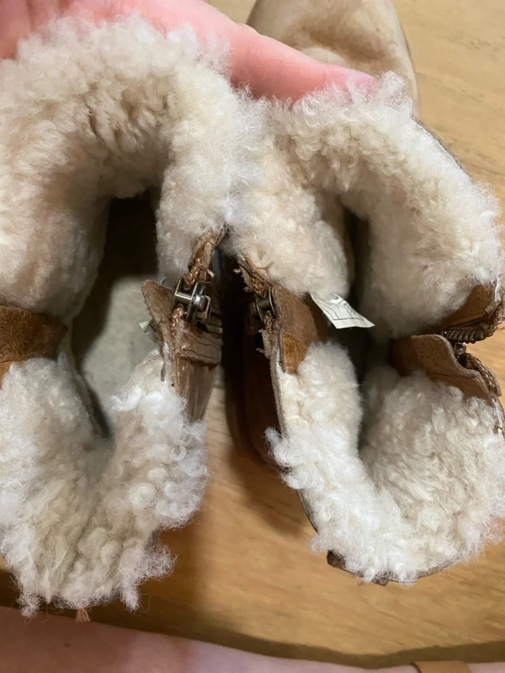 UGG women’s Classic Mini Ankle Boot - Chestnut tan size 9 GUC